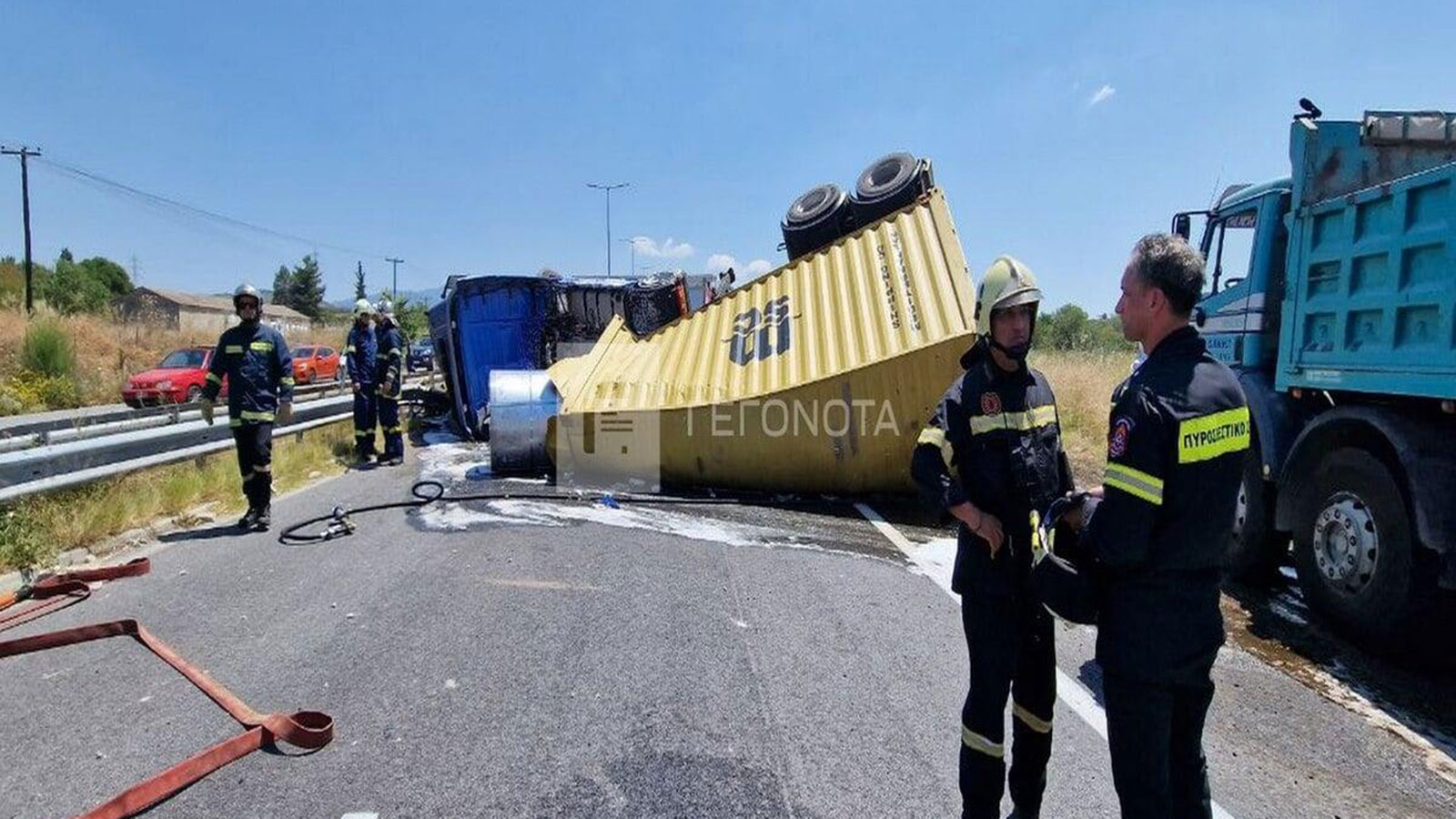 Βόλος: Νταλίκα με λαμαρίνες τούμπαρε και μπήκε στο αντίθετο ρεύμα!